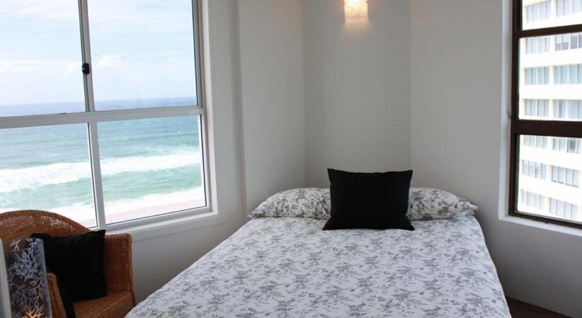 President Holiday Apartments - Absolute Beachfront Gold Coast Dış mekan fotoğraf